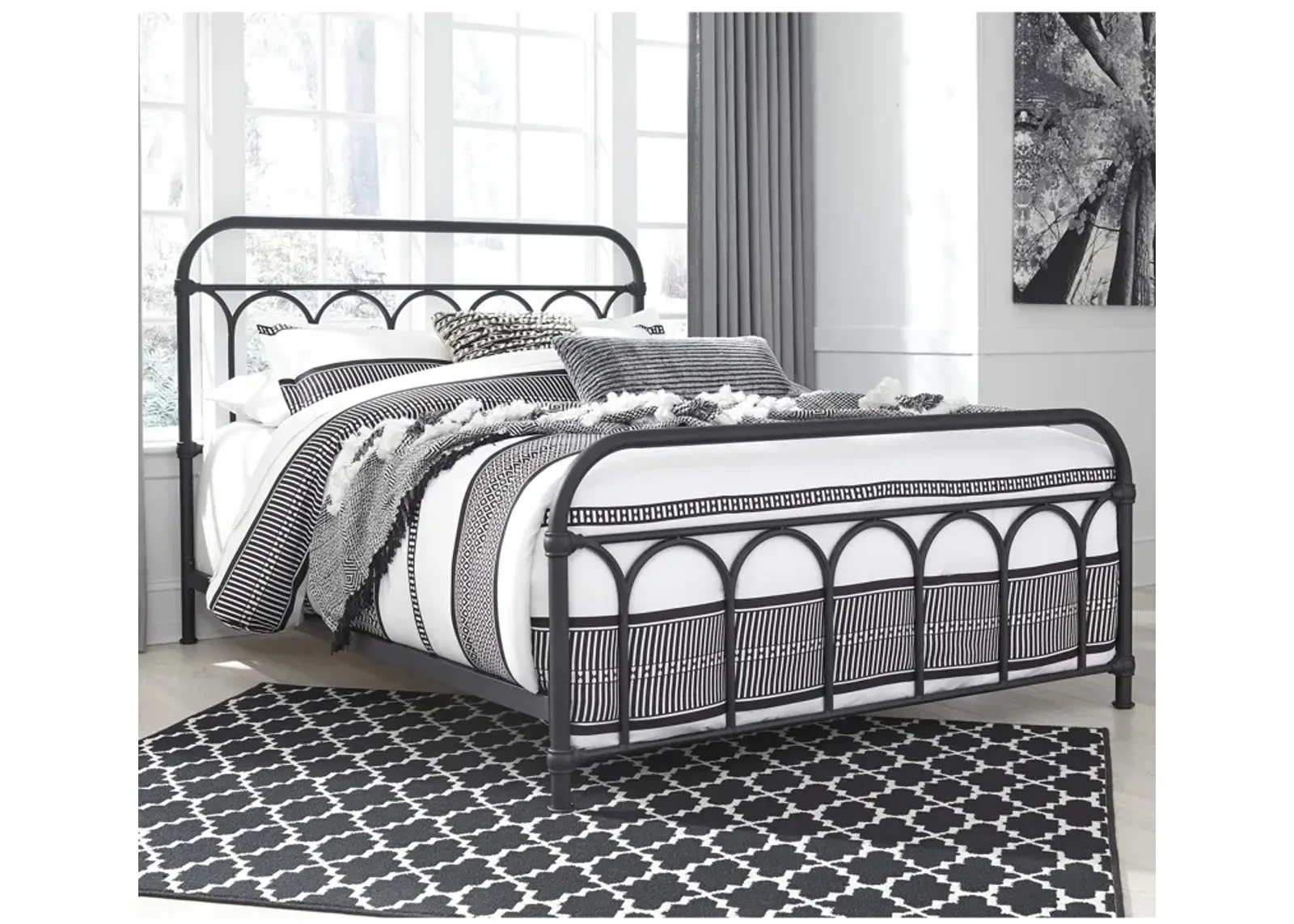 Nashburg Black Queen Bed