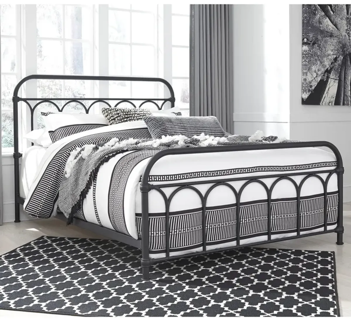 Nashburg Black Queen Bed