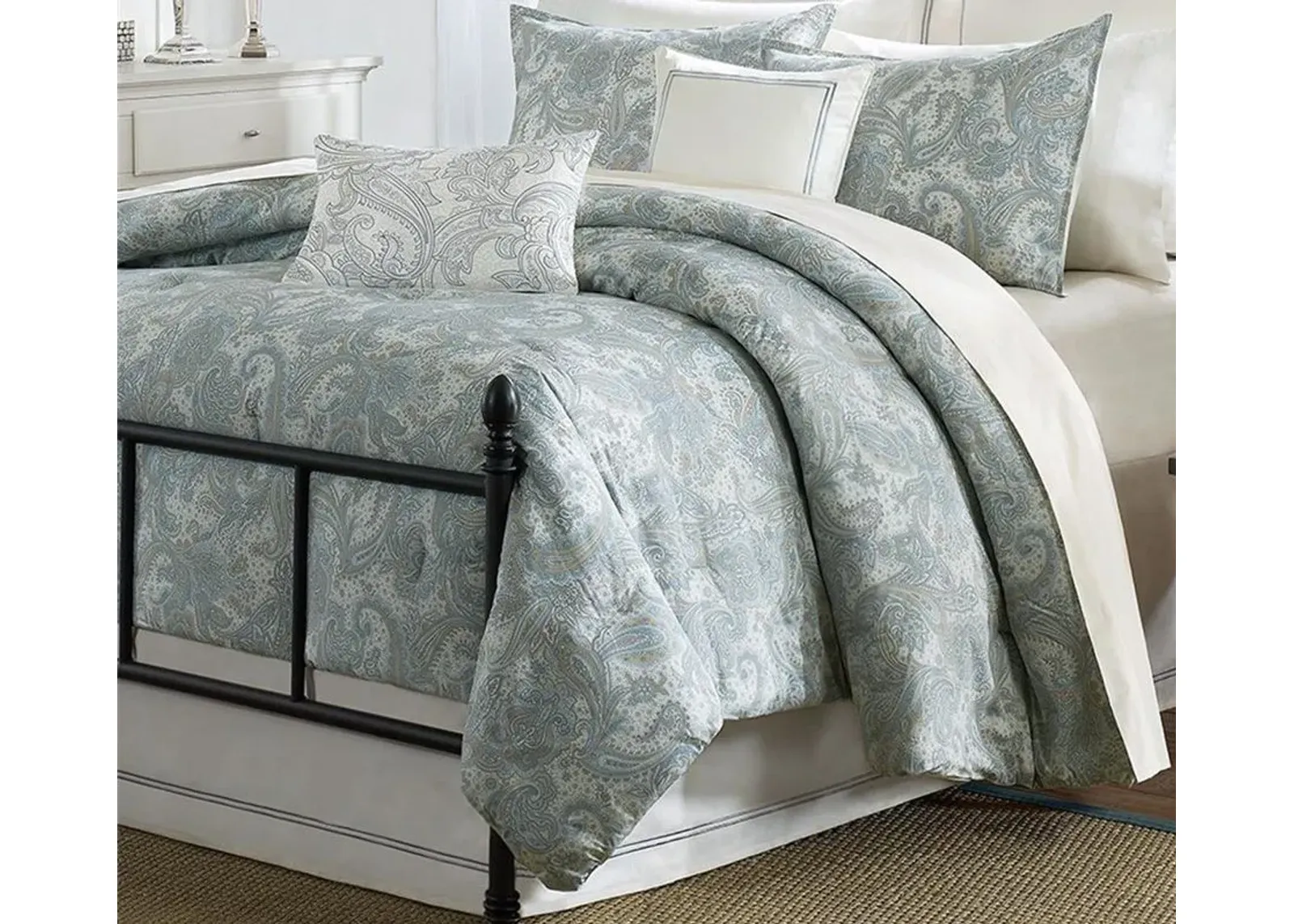 Olliix by Harbor House Chelsea Multi Queen Comforter Set