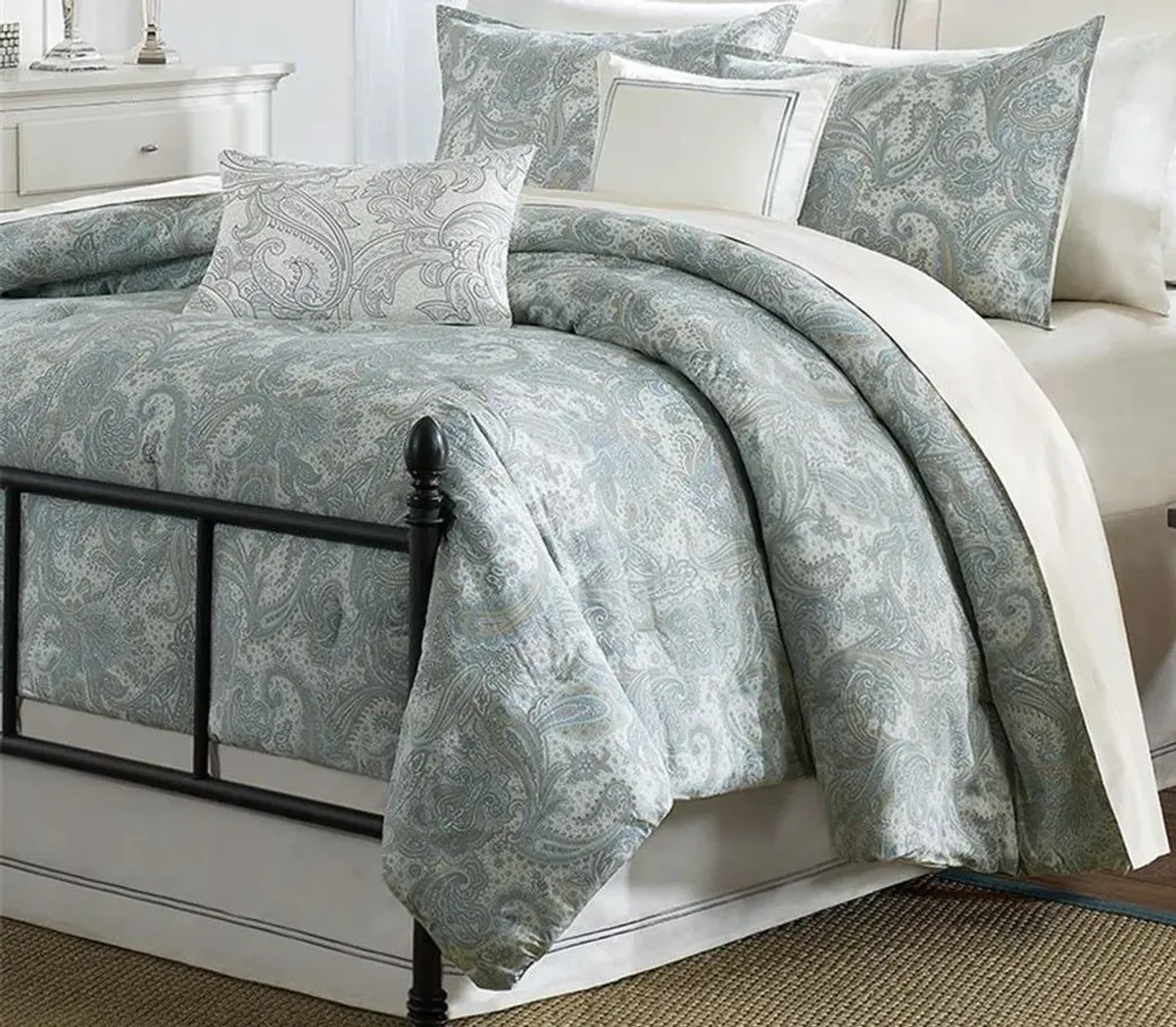 Olliix by Harbor House Chelsea Multi Queen Comforter Set