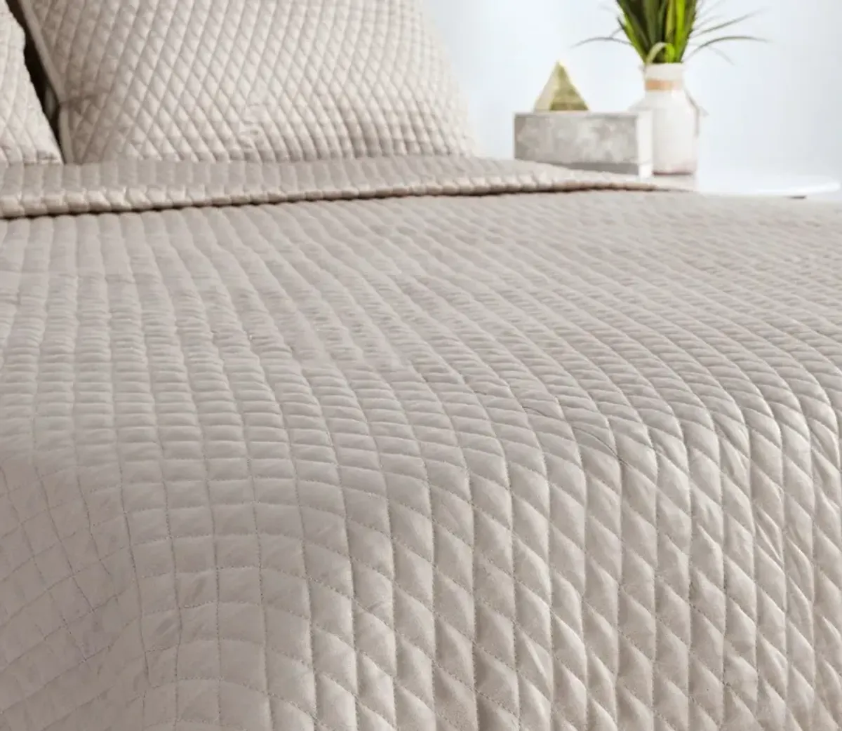 Villa by Classic Home Diamond Pebble Sateen Quilt - Queen