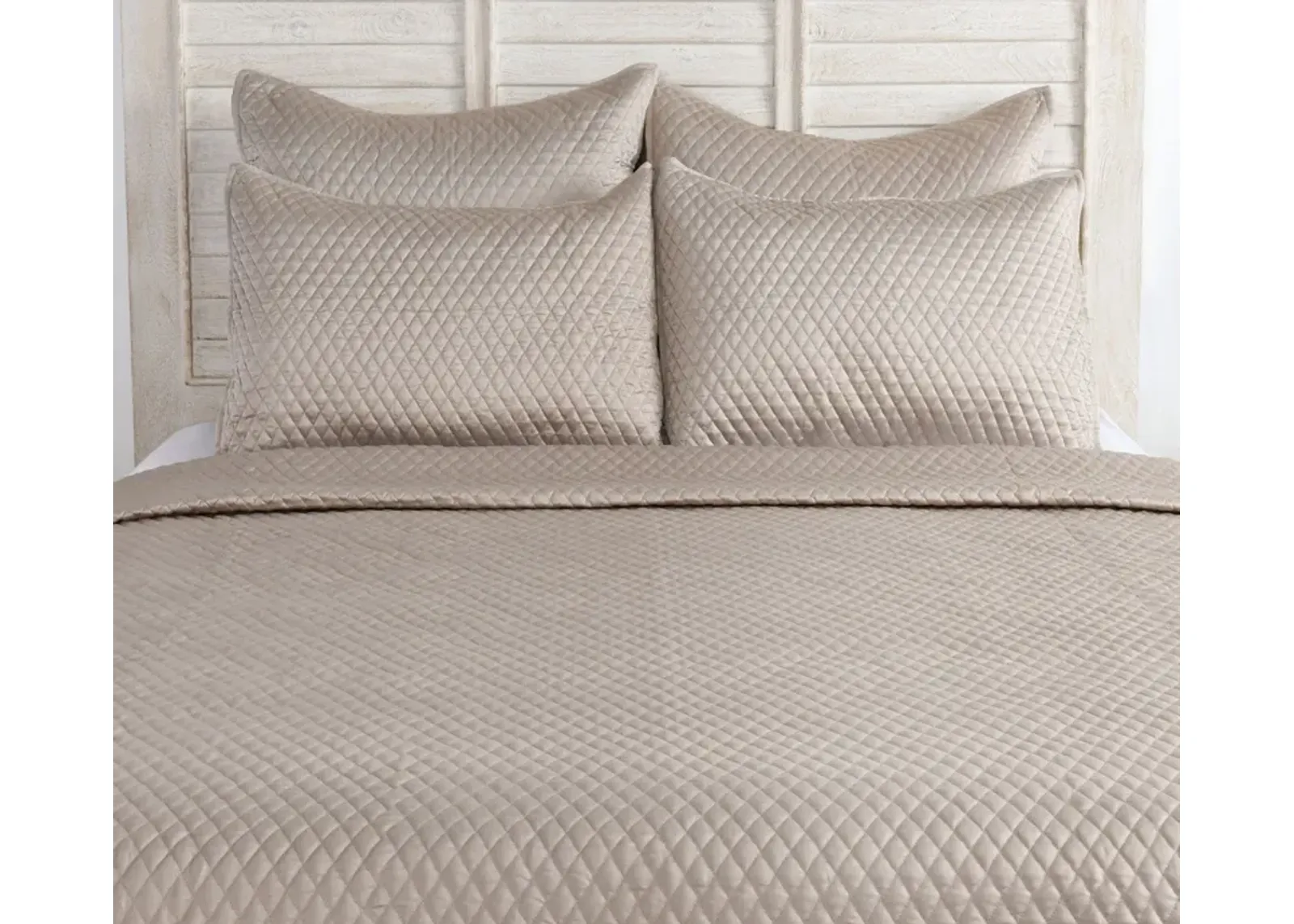 Villa by Classic Home Diamond Pebble Sateen Quilt - Queen