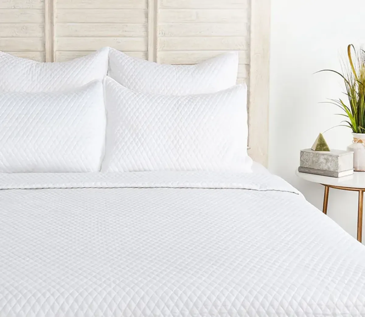 Villa by Classic Home Diamond White Sateen Quilt - Queen