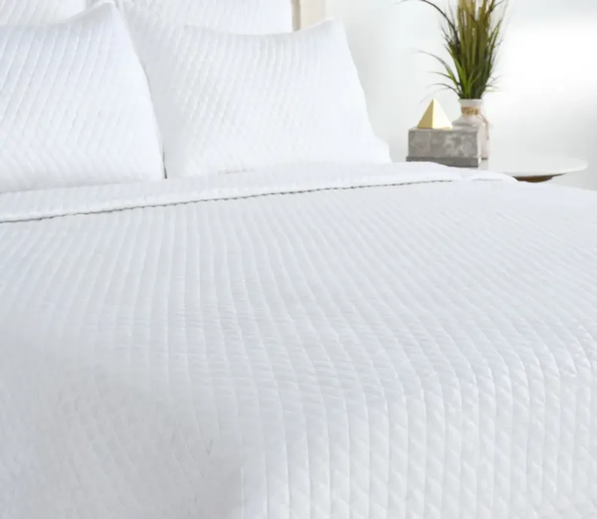 Villa by Classic Home Diamond White Sateen Quilt - King