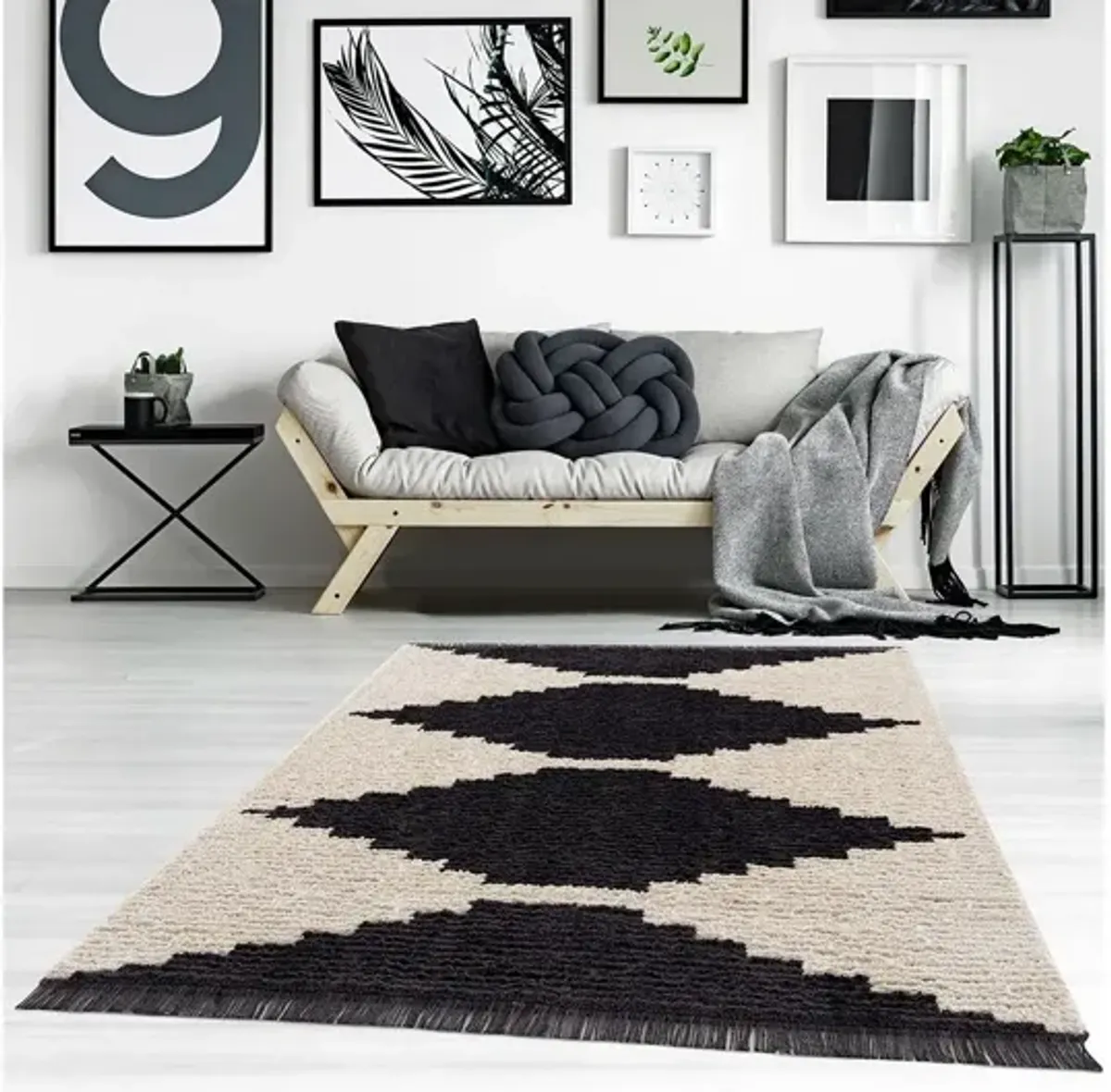 Amanda Black & Ivory 6'x9' Modern Area Rug