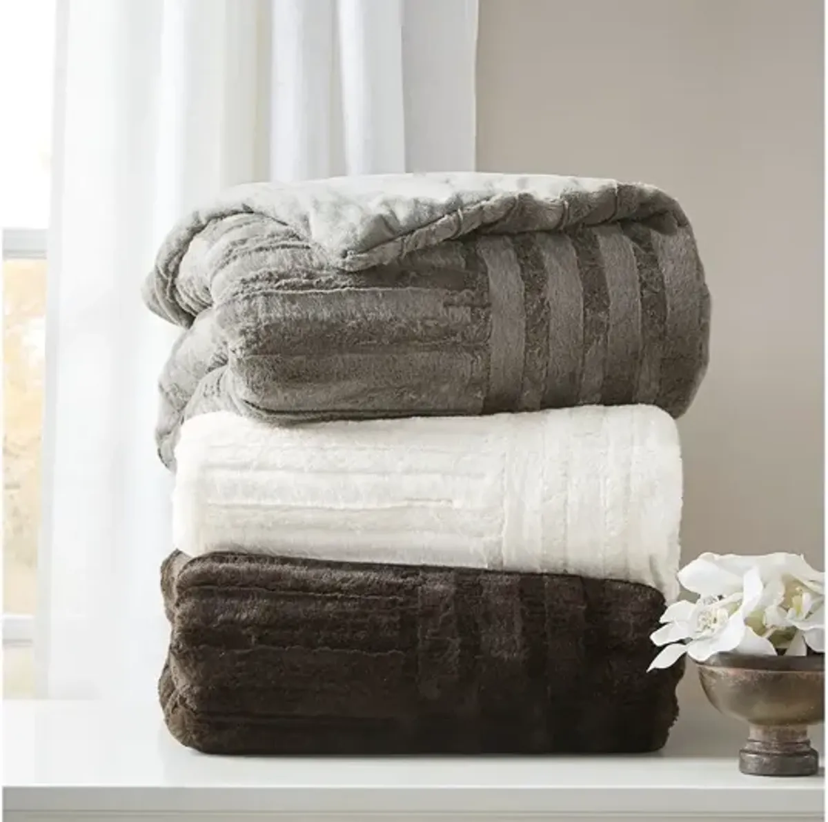 Arctic Ultra Plush Down Alternative Throw in Chocolate