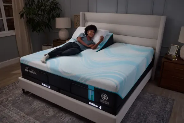 TEMPUR-LuxeBreeze® Medium Hybrid 13" Split Head King Mattress