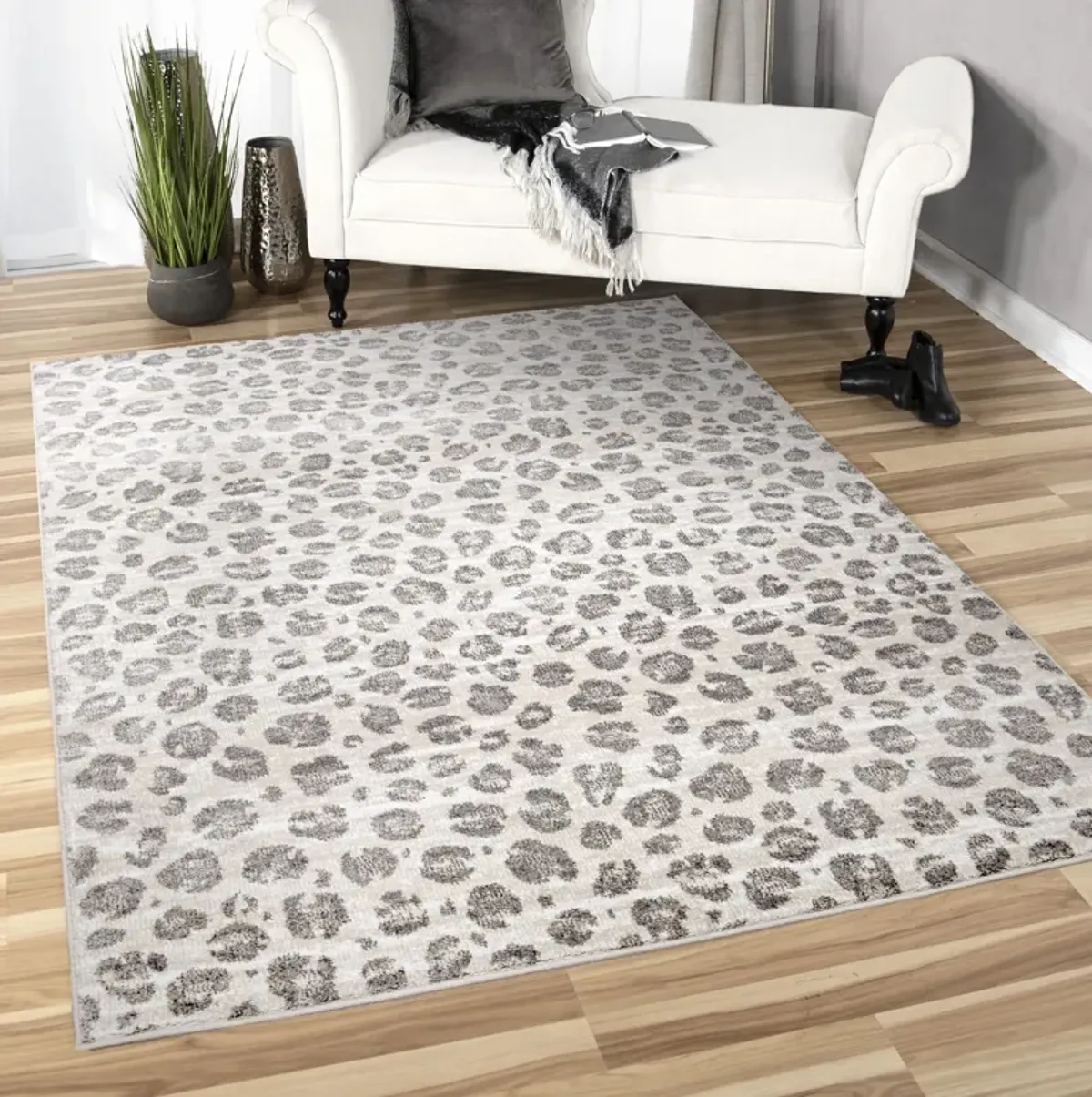 Wilds Snow Leopard 8 0  x 10 0  Area Rug