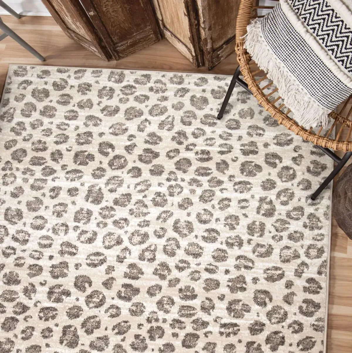 Wilds Snow Leopard 8 0  x 10 0  Area Rug