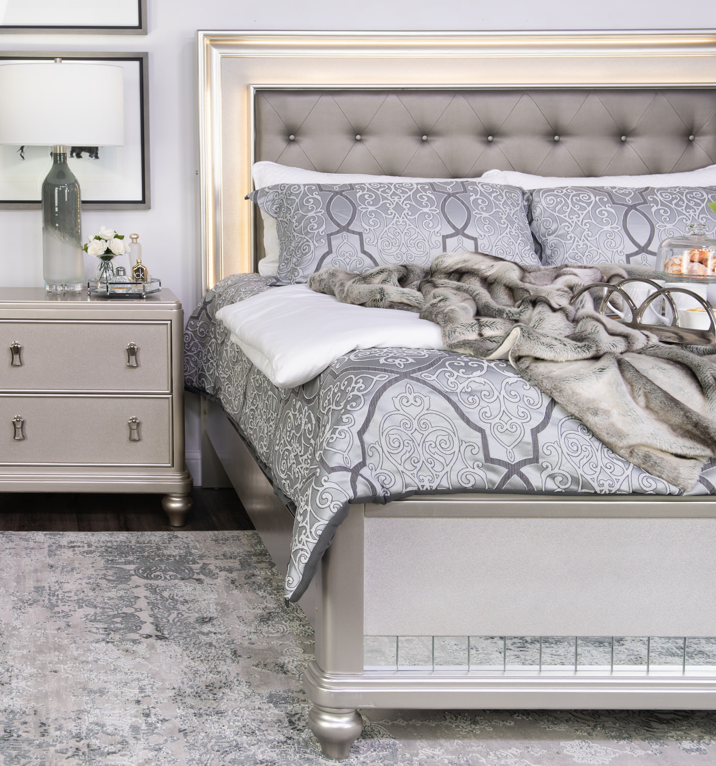 Zsa Zsa Queen Bed With Lighted Headboard