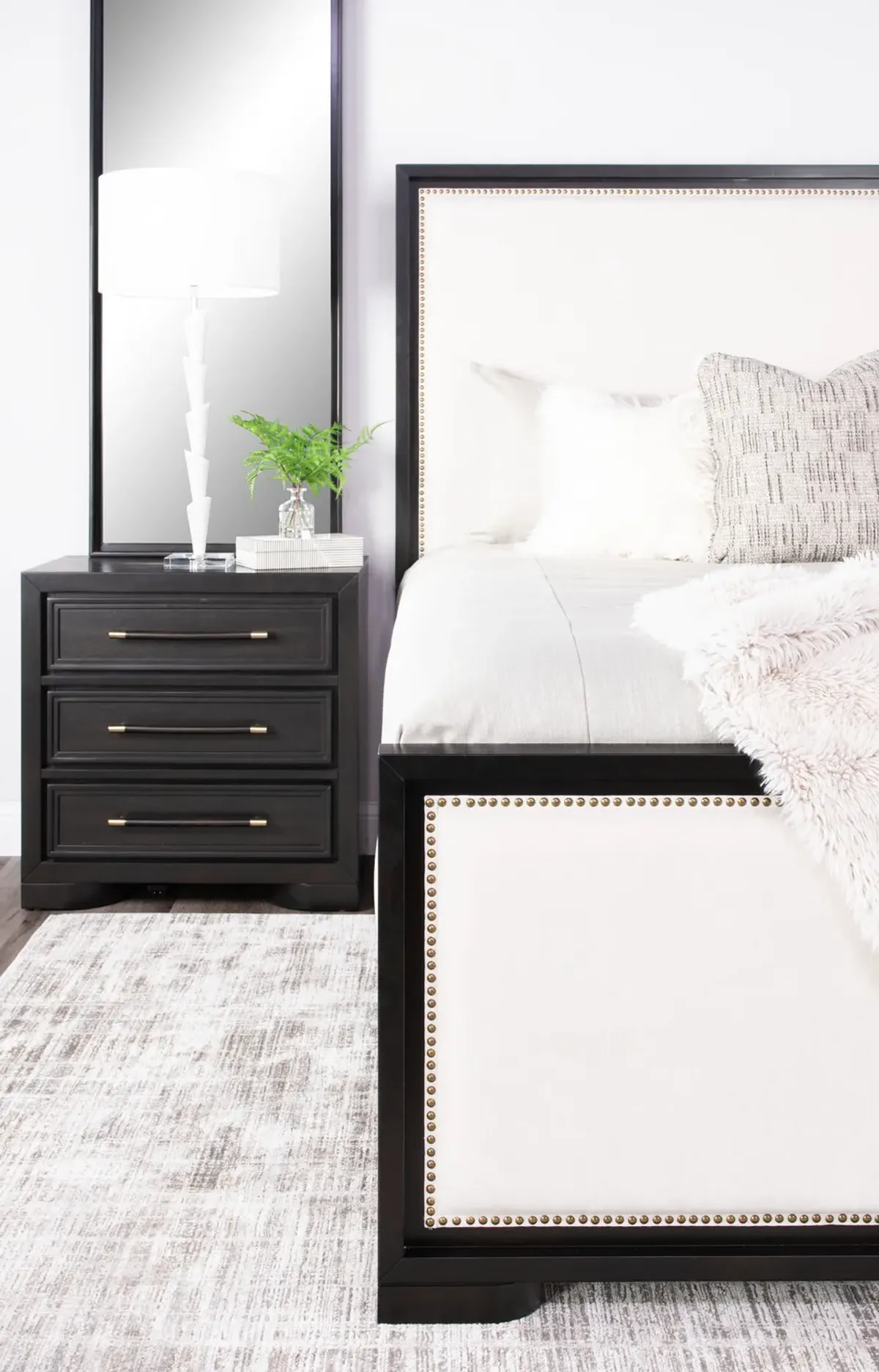 Layla Suite With 2 Nightstands And Mirrors - King