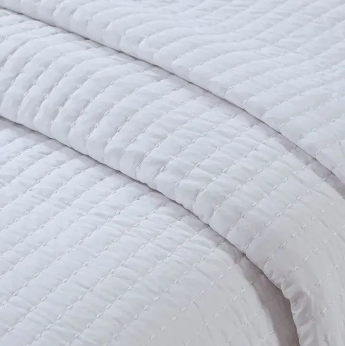 Olliix Madison Park Keaton White King/California King Quilt Set