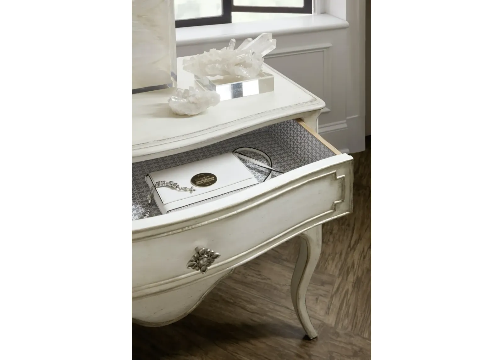 Hooker Furniture Sanctuary Coco En Blanc Nightstand