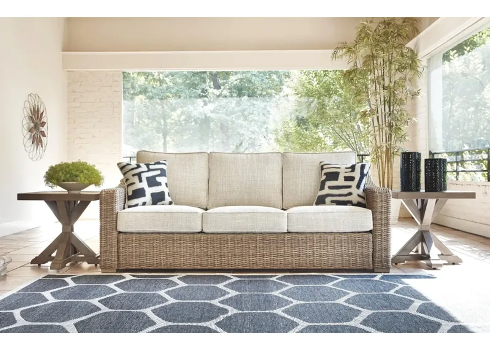 Hudson's Furniture Exclusive Beachcroft Sofa with Cushion