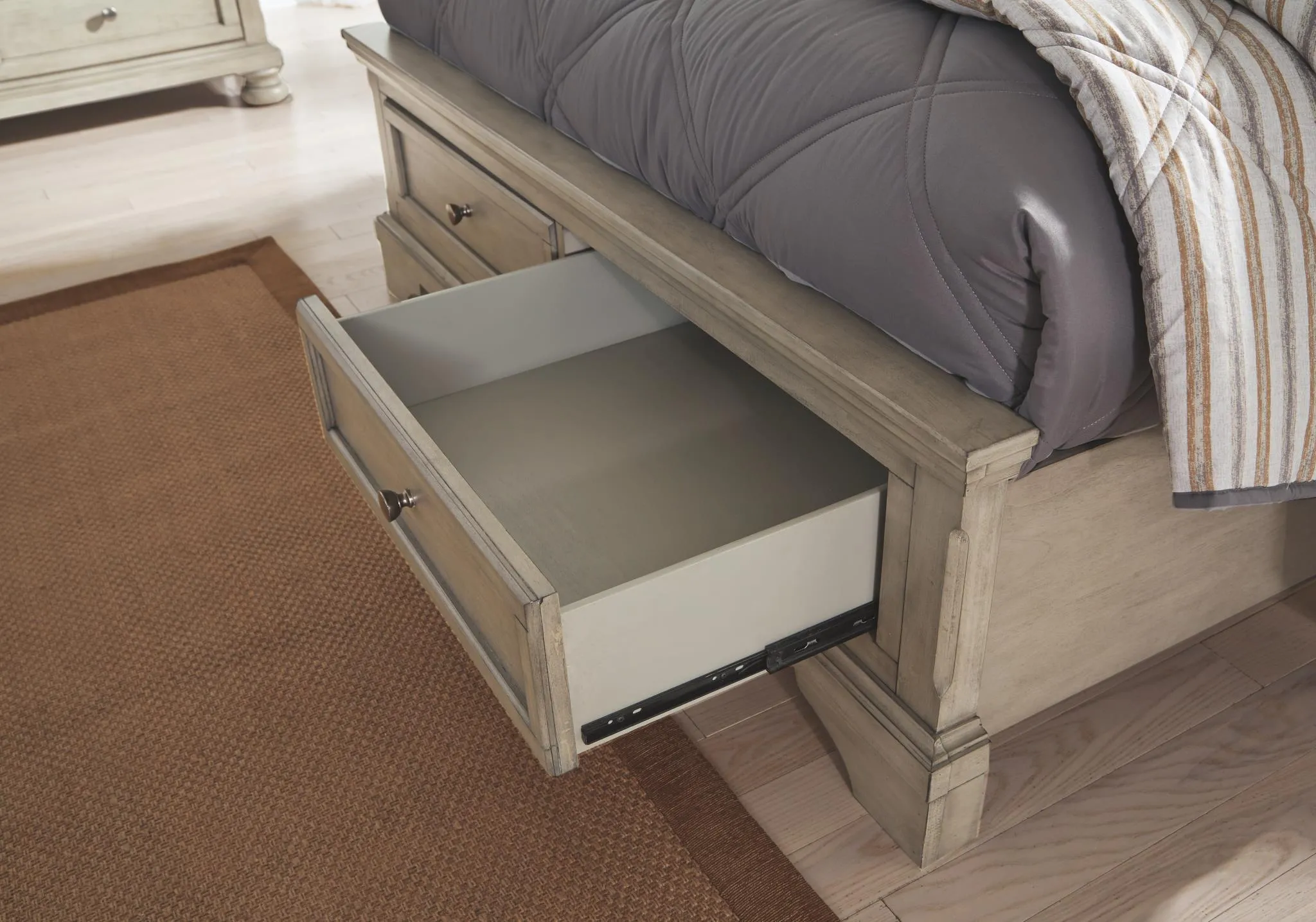 LETTNER FULL SLEIGH BED LIGHT GRAY SIGNATURE DESIGN