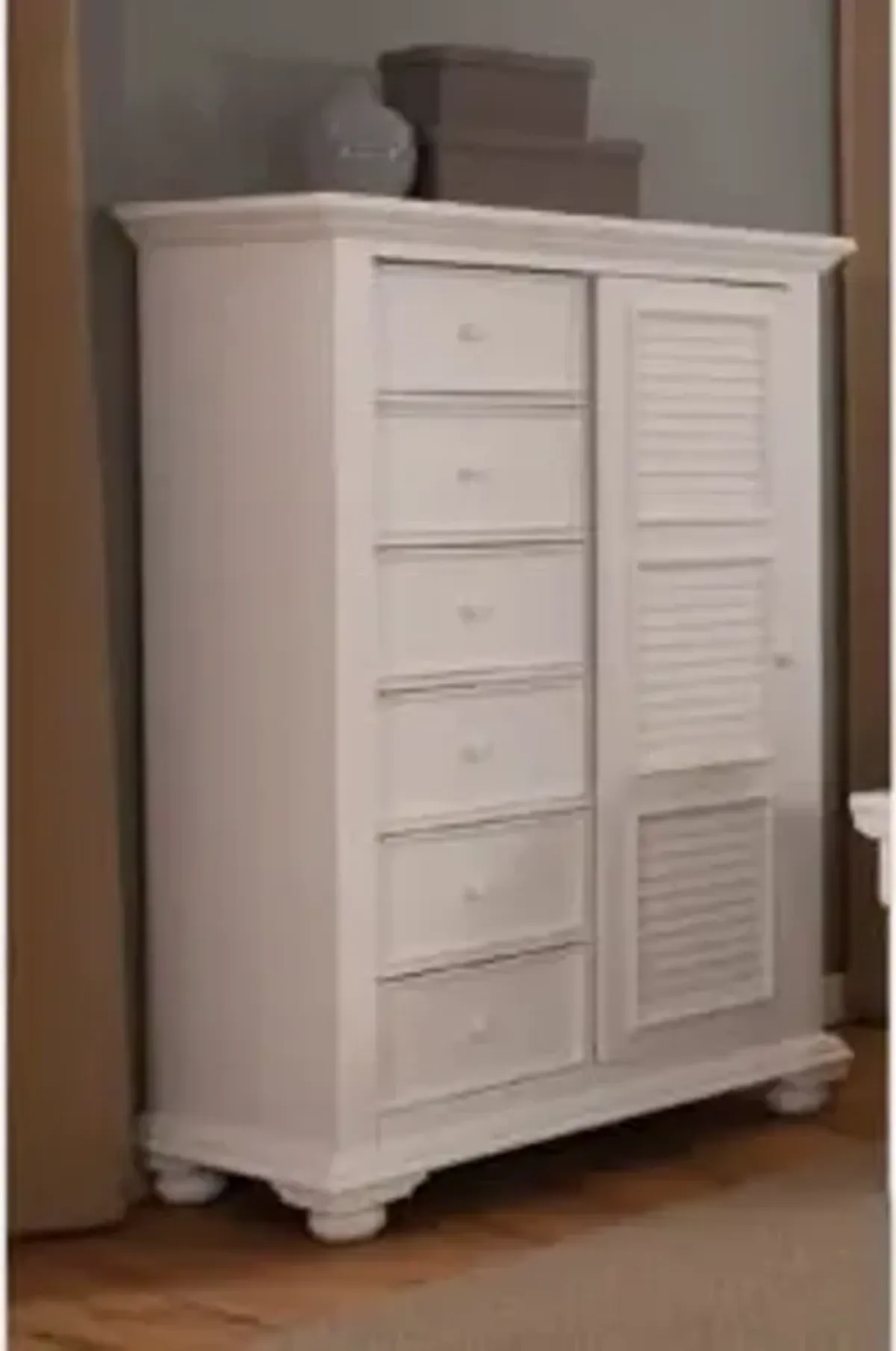 Cottage Traditions Gentlemans Clean White Cottage Finish Chest