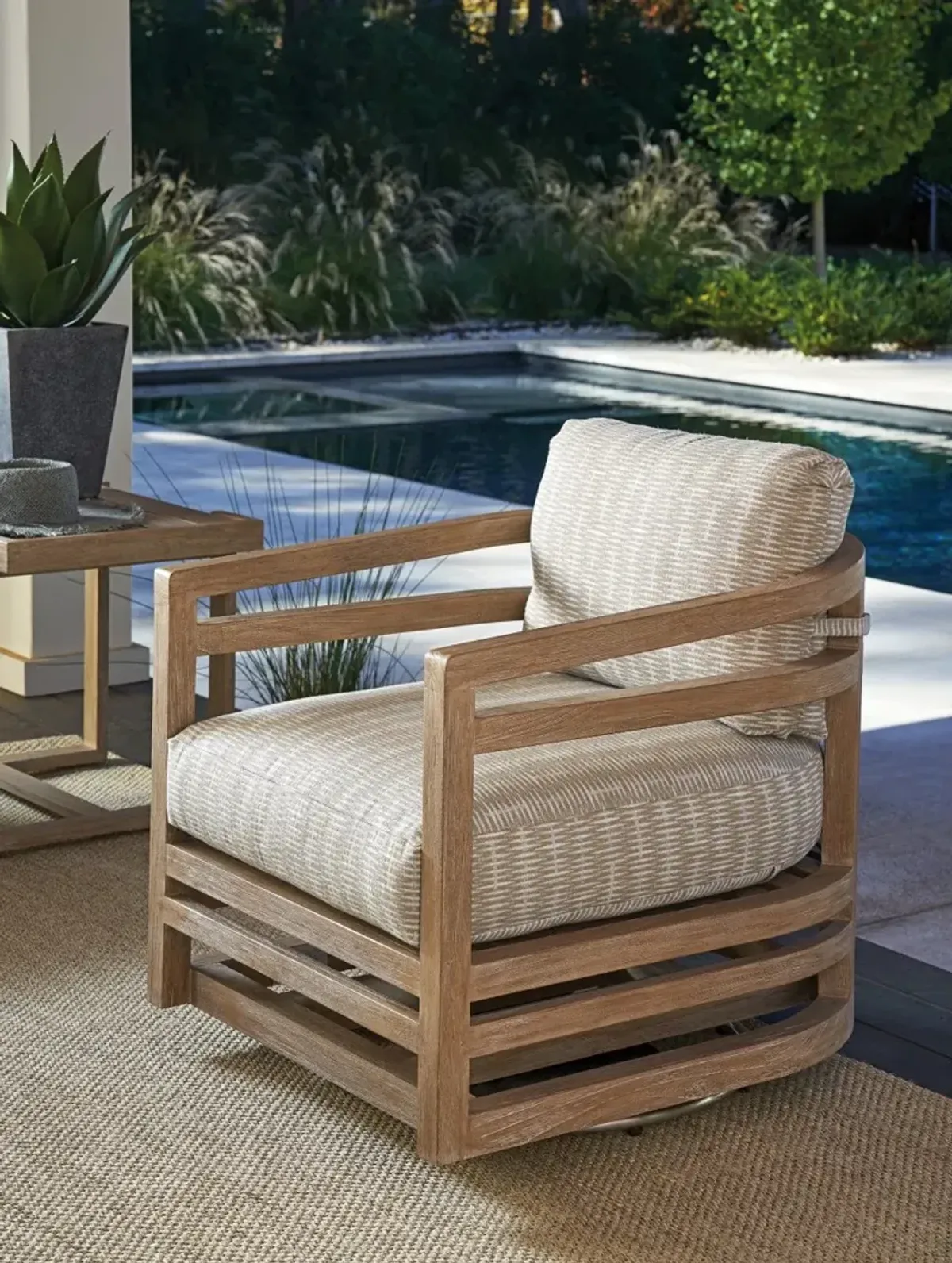 Tommy Bahama Outdoor by Lexington Stillwater Cove Swivel Lounge Chair with Tan/White Cushion