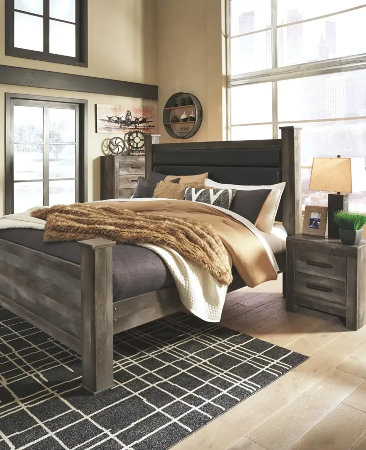 Ashley Wynnlow Gray King Poster Bed