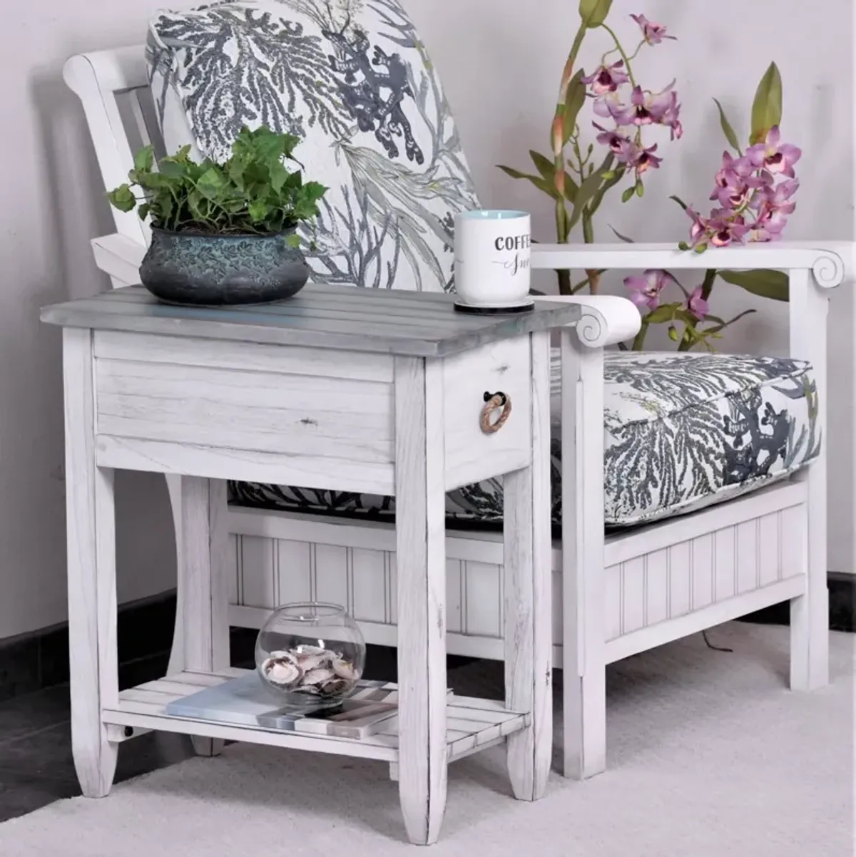 Seawinds Picket Fence Chairside Table Distressed Bleu/White Finish