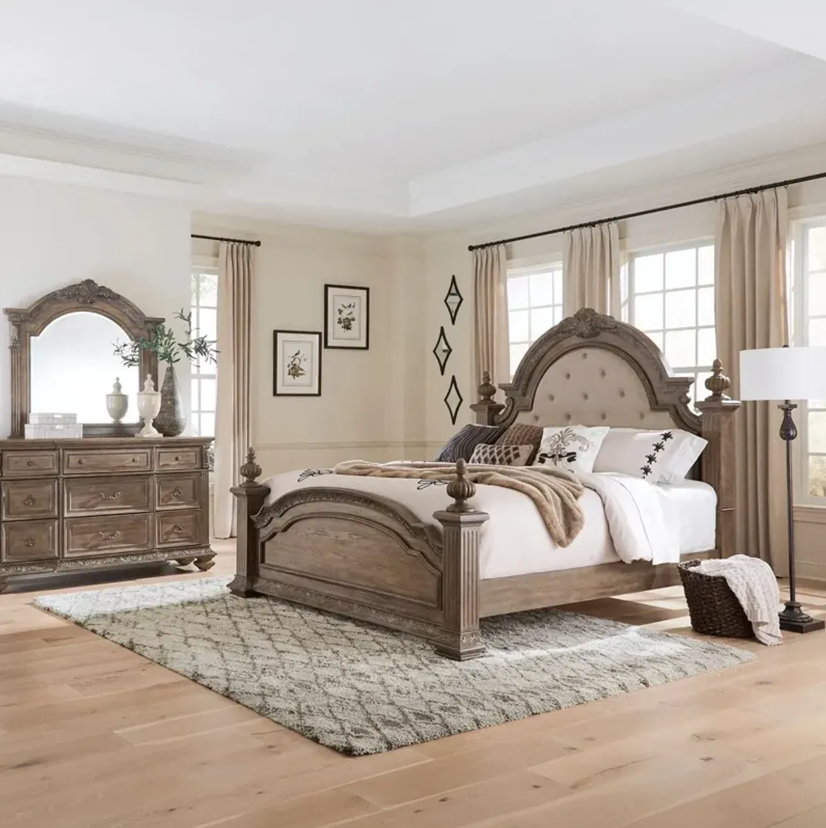 Liberty Furniture Complete Queen Bedroom Set Poster Bed, Dresser & Mirror Carlisle Court