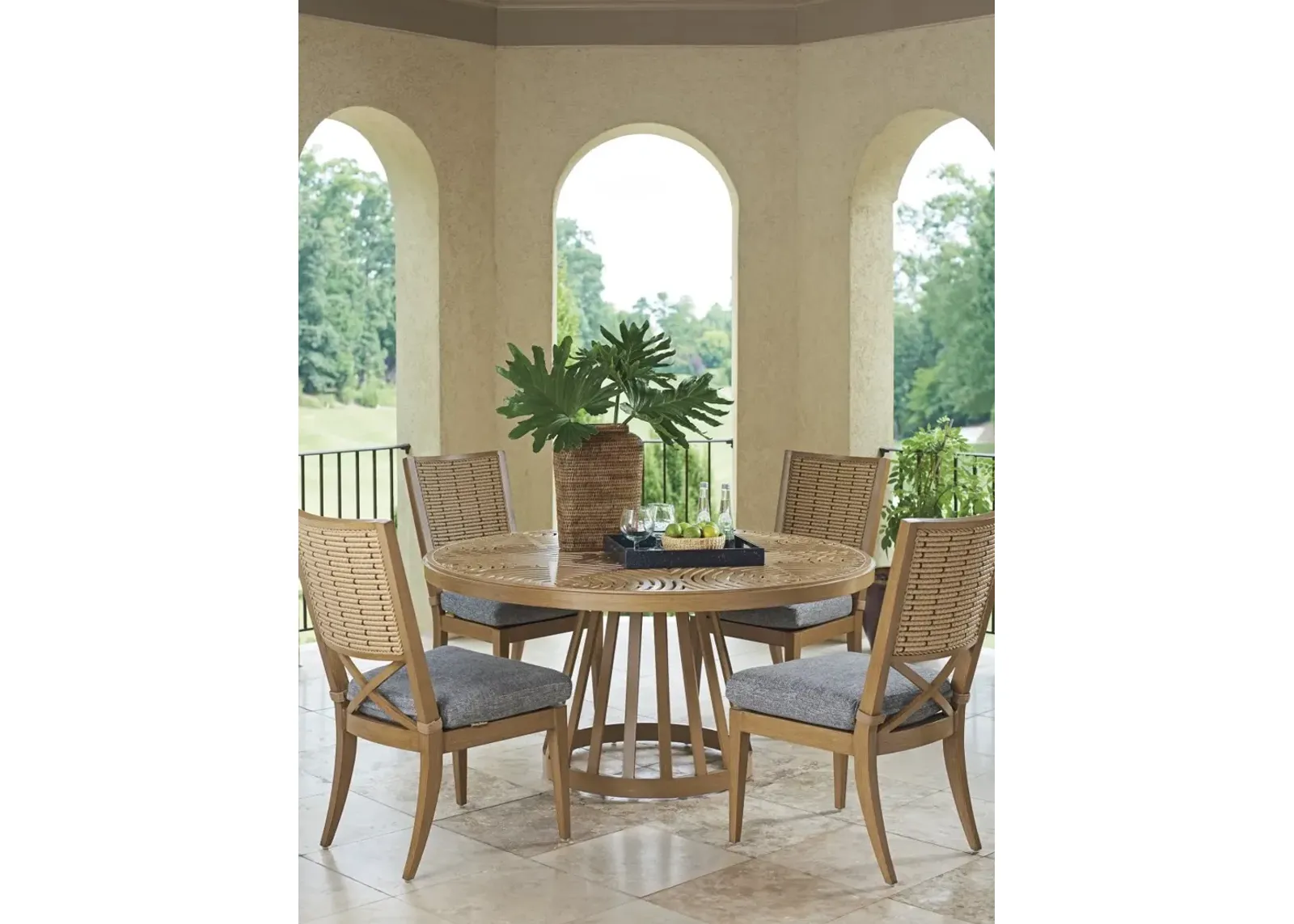 Tommy Bahama Outdoor by Lexington Los Altos Valley View Round Dining Table