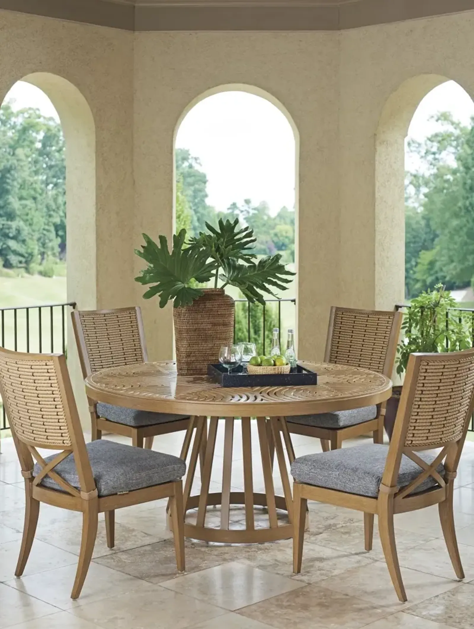 Tommy Bahama Outdoor by Lexington Los Altos Valley View Round Dining Table