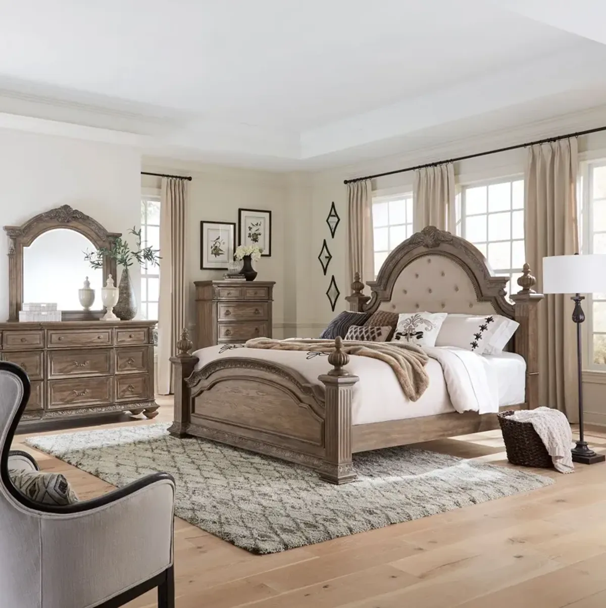 Liberty Furniture Complete Queen Bedroom Set Poster Bed, Dresser, Mirror & Chest Carlisle Court