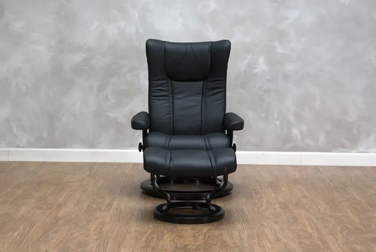 Stressless by Ekornes Stressless� Wing Medium Classic Base