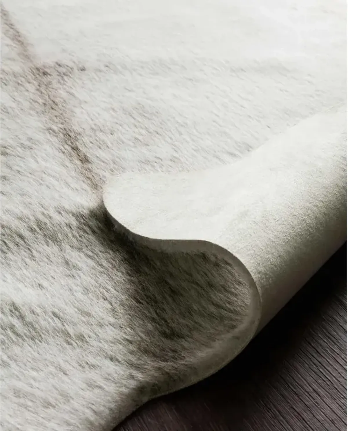 Xyra Rustic Lodge Grey Faux Hide Rug - 6'2"x8'