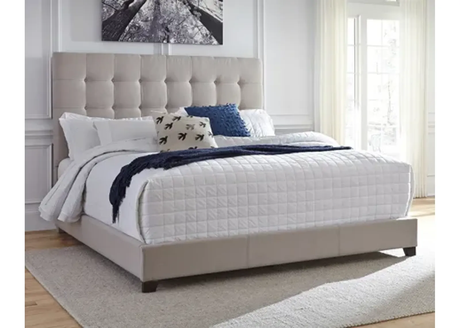 Dolante Queen Upholstered Bed