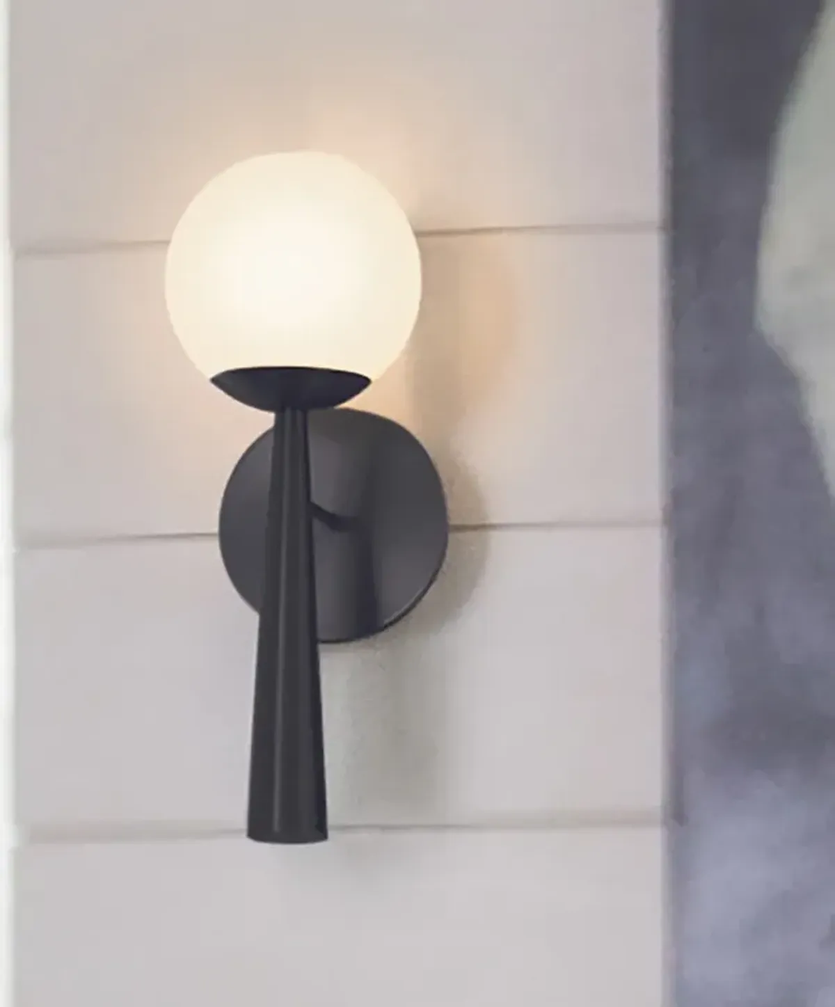 LARK IZZY Medium Single Light Sconce Black