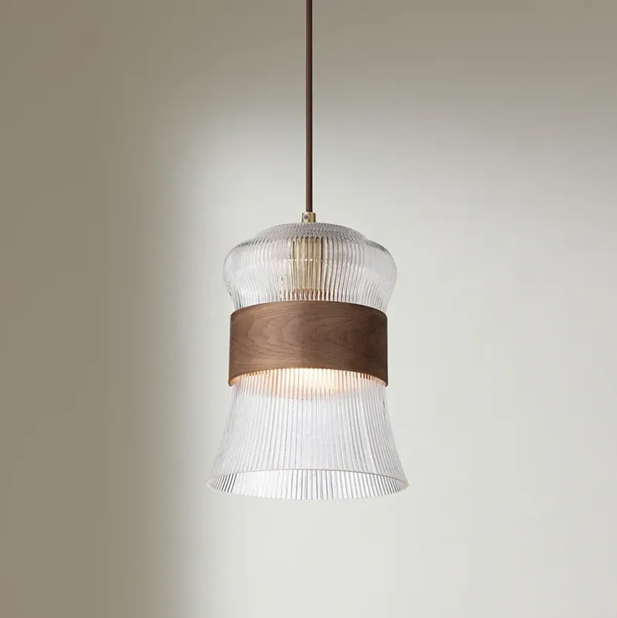 PED 7Wx9H 1LT PENDANT GOLD&WOOD FINISH