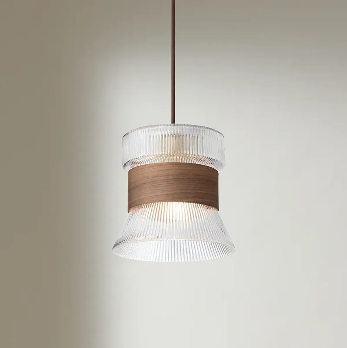 7.5Wx7H 1LT PENDANT GOLD&WOOD FINISH