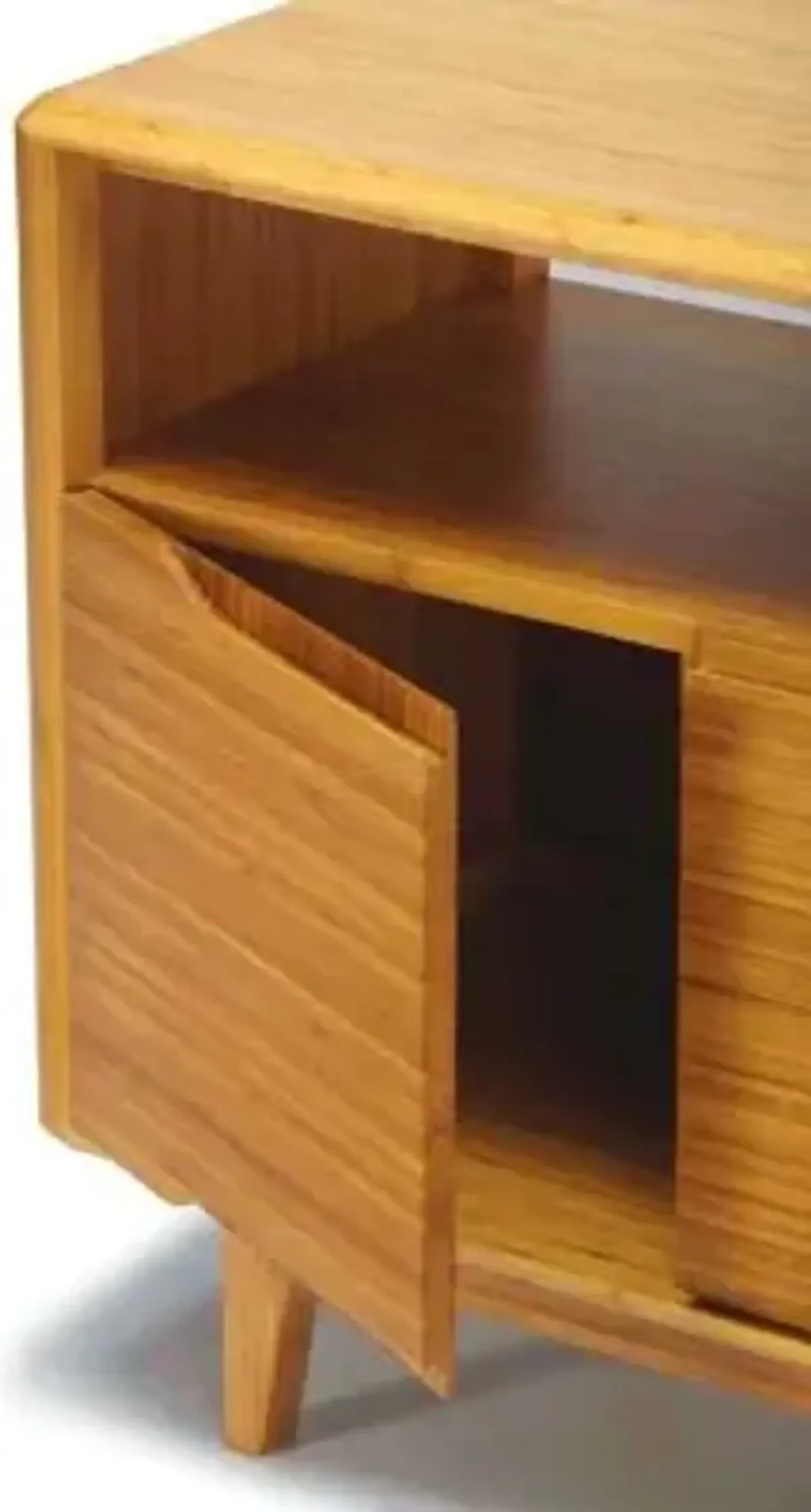 Currant Media Table