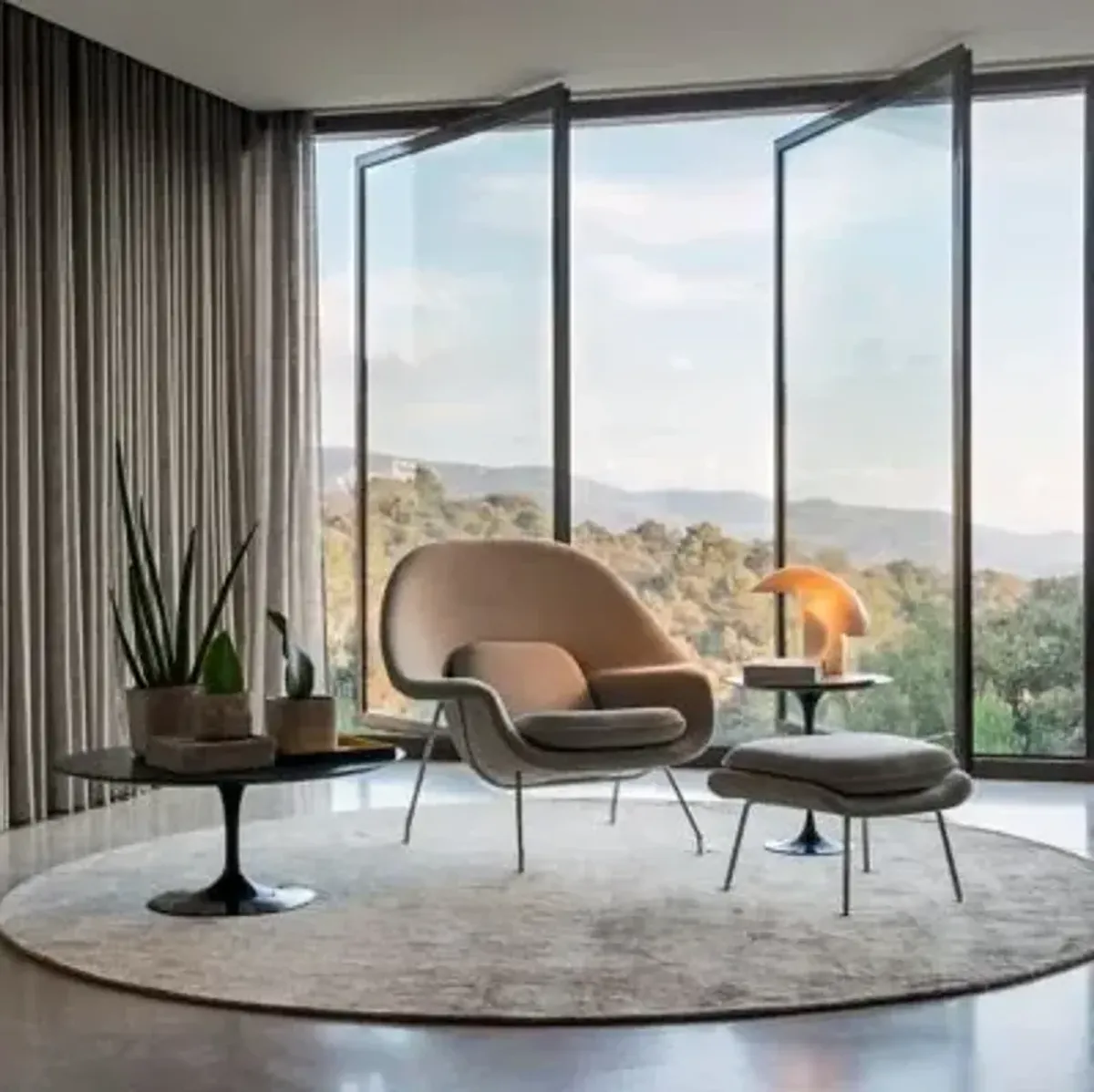 Saarinen 41.25-Inch Oval Coffee Table