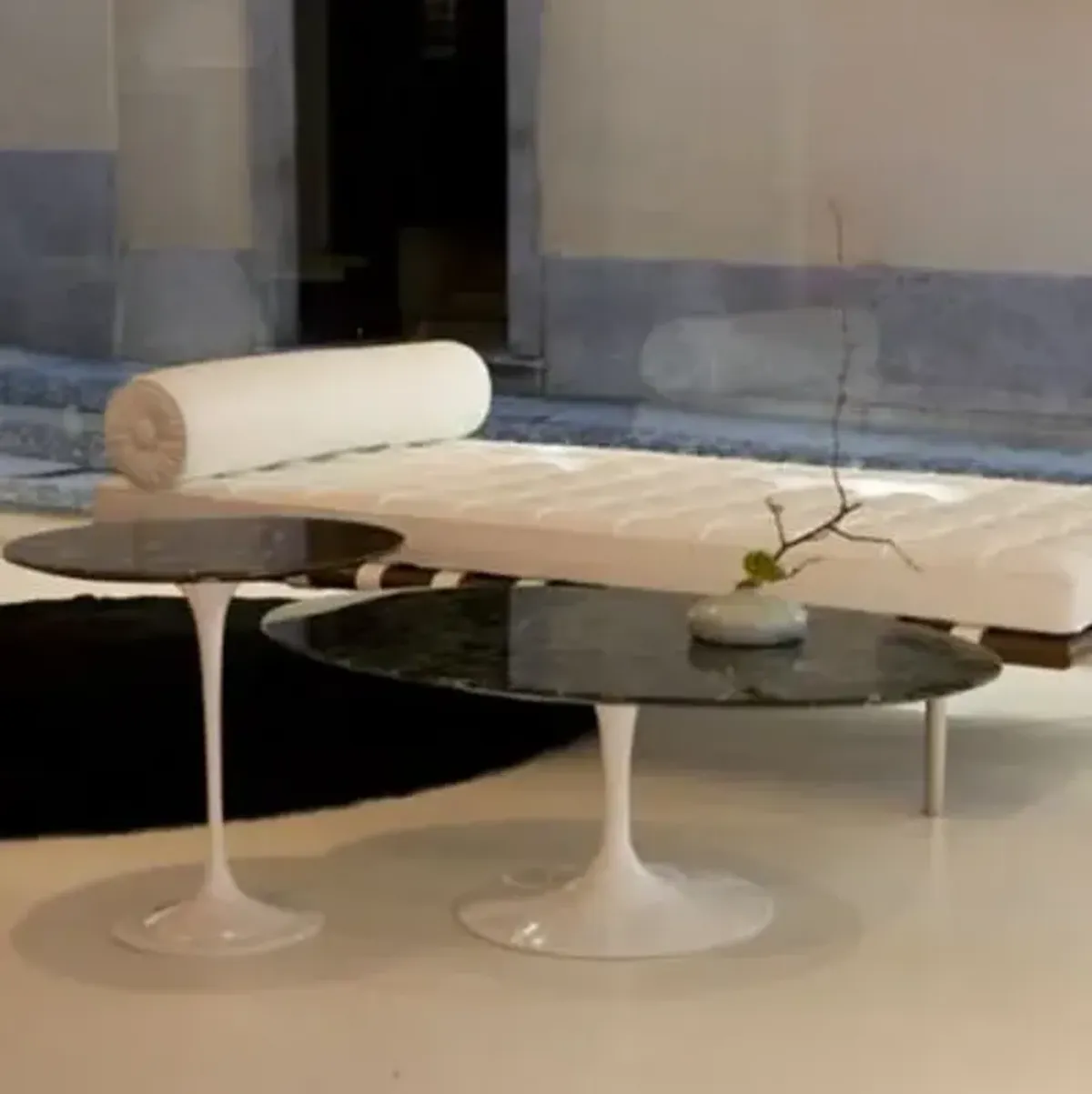 Saarinen 41.25-Inch Oval Coffee Table