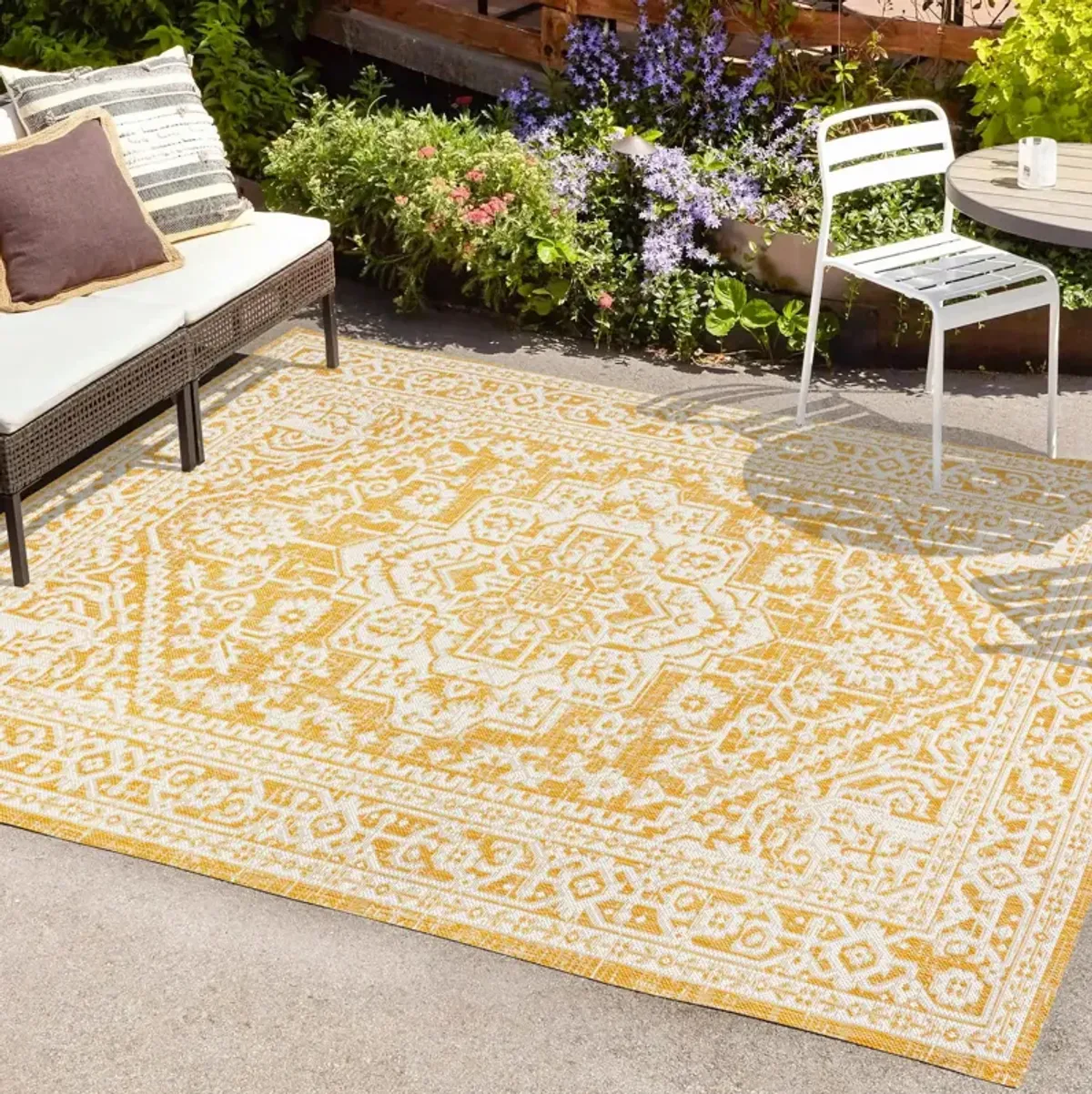 Sinjuri Medallion Textured Weave Indoor/Outdoor Area Rug