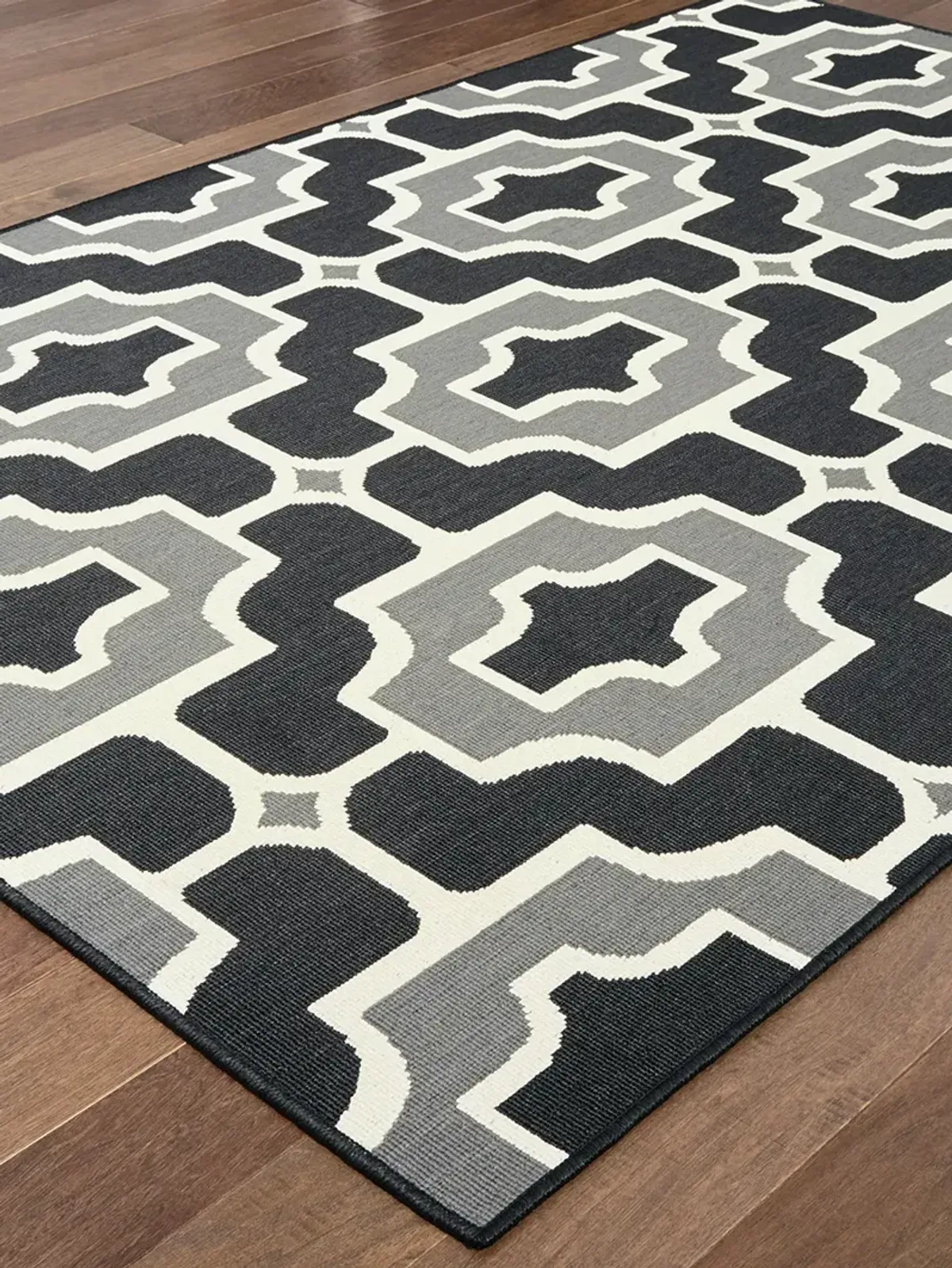 Marina 5'3" x 7'6" Black Rug