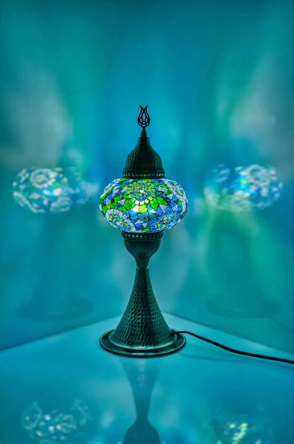 16 in. Handmade Elite Turquoise Separated Circles Mosaic Glass Table Lamp with Brass Color Metal Base