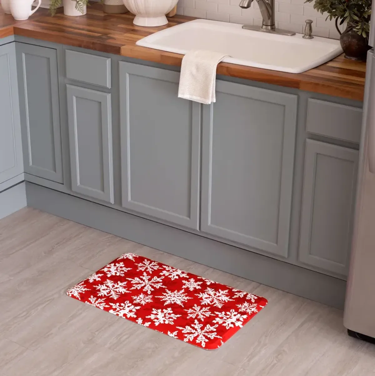 Holiday Flakes Multi 1' 8" x 3' 6" Door Mat