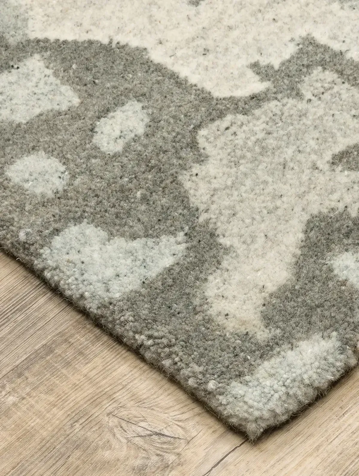 Anastasia 2'6" x 8' Grey Rug