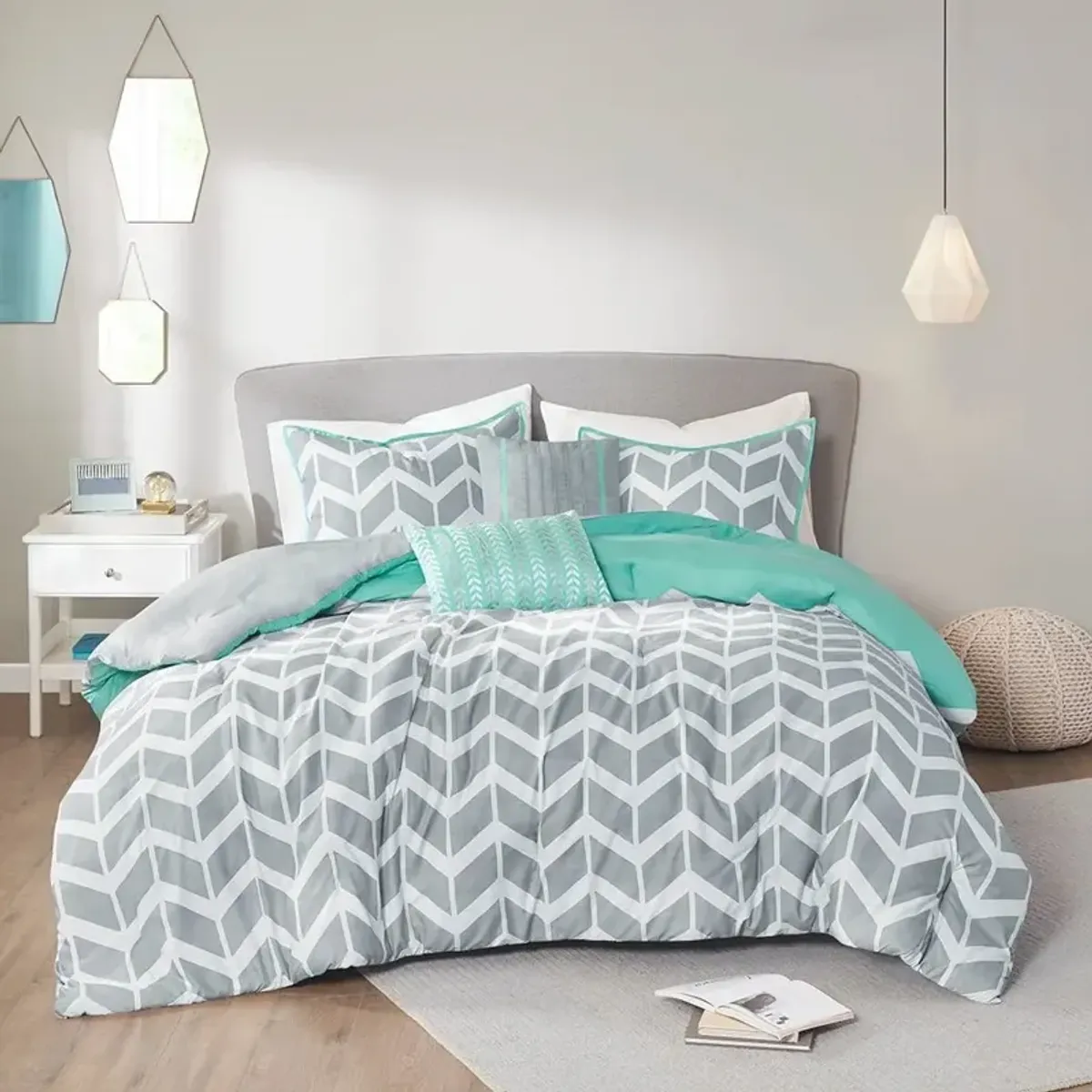 Hivvago Reversible Comforter Set in Chevron Stripe