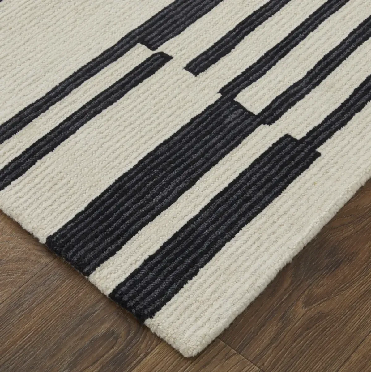 Maguire 8901F Ivory/Black 3'6" x 5'6" Rug