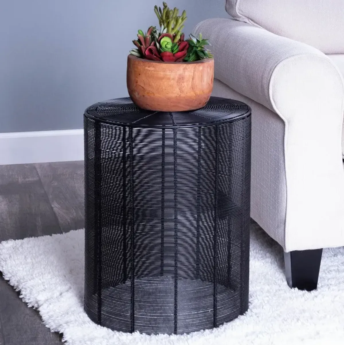 Hivvago 18" Black Round Wire End End Table