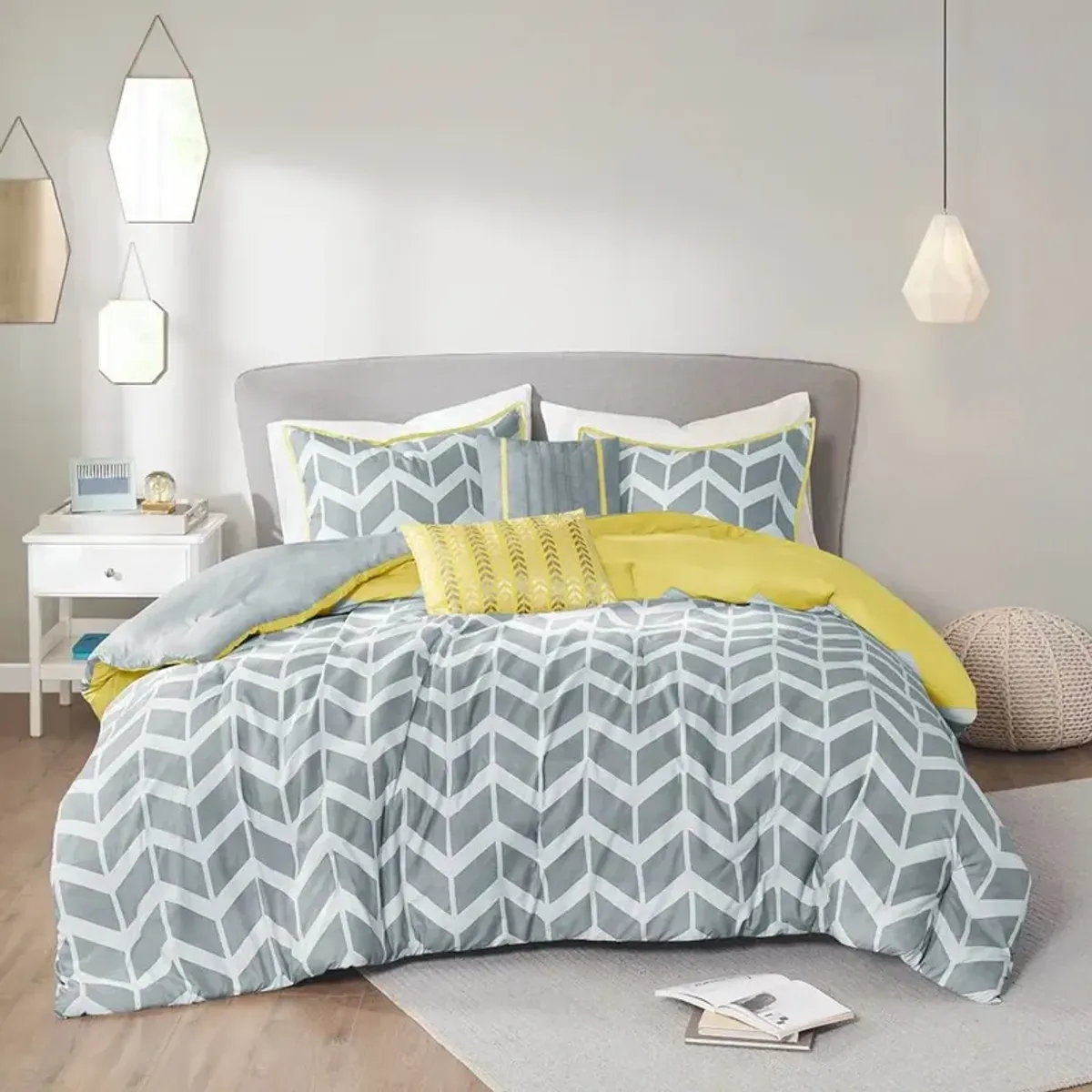 Hivvago Reversible Comforter Set in Chevron Stripe