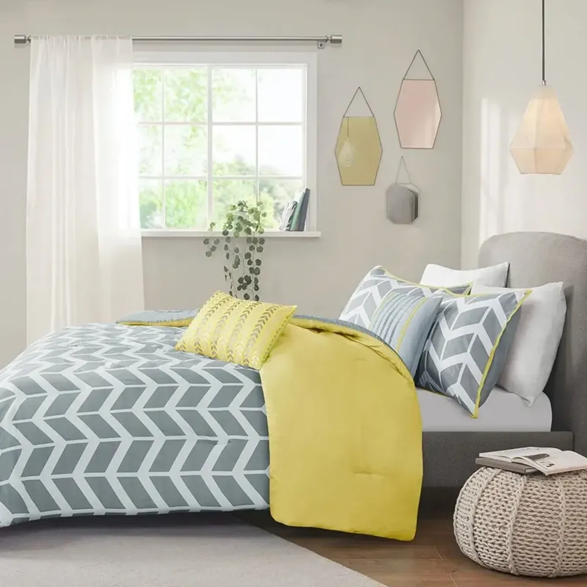 Hivvago Reversible Comforter Set in Chevron Stripe