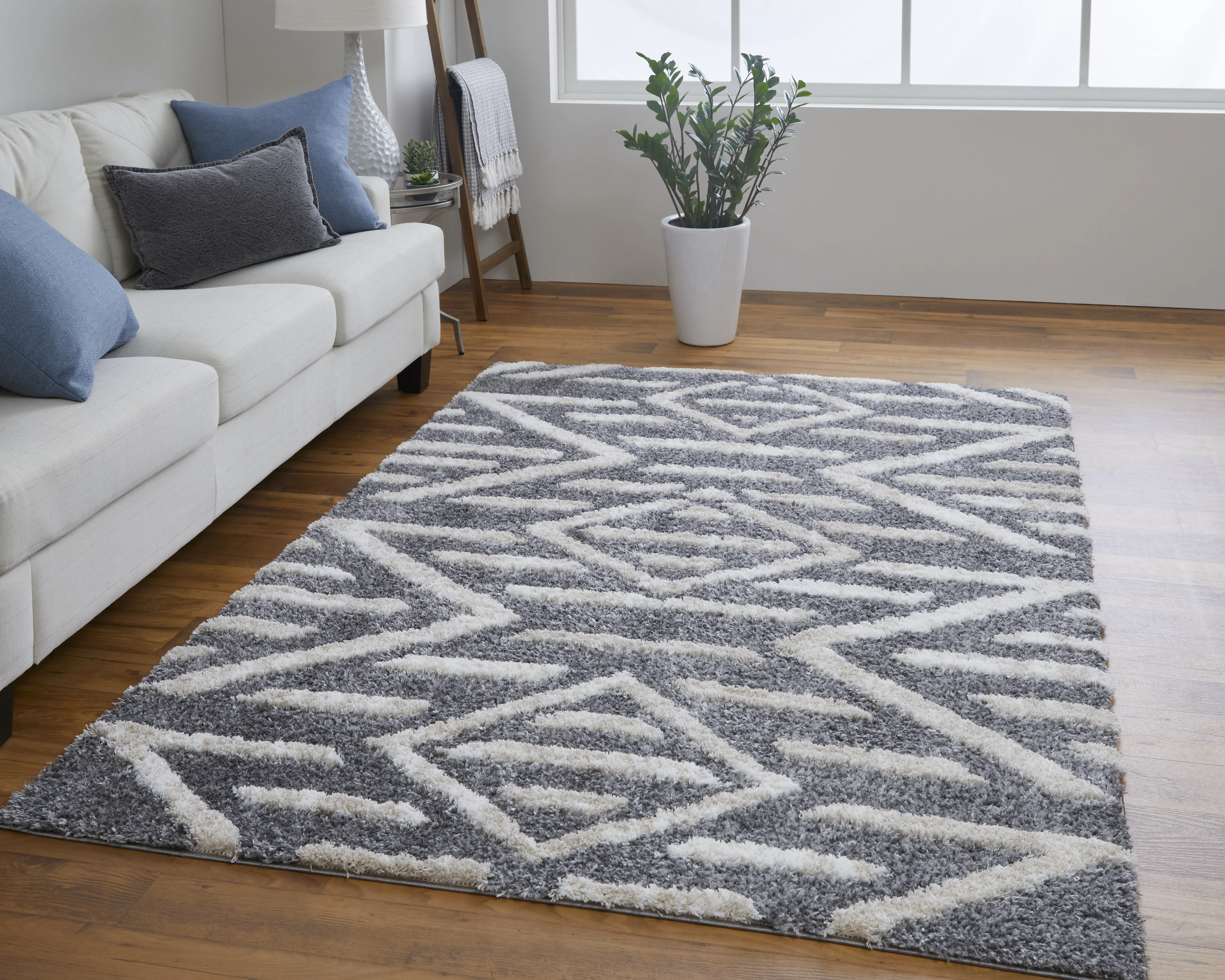 Mynka 39IBF Gray/Ivory 2'6" x 8' Rug