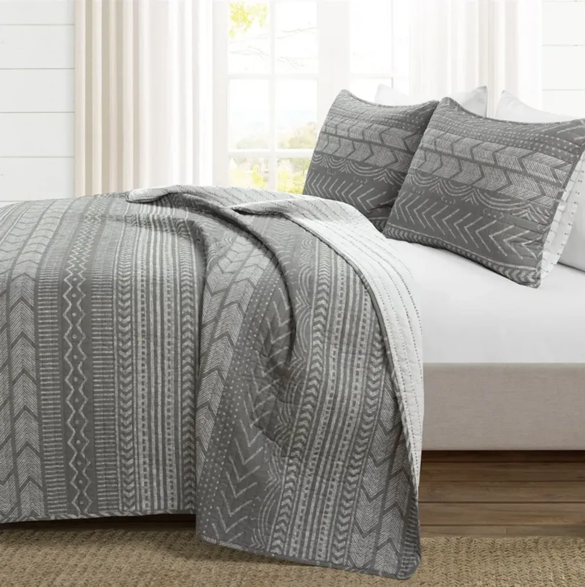 Scandinavian Design Reversible Cotton Quilt Set for Soft Stylish Bedding