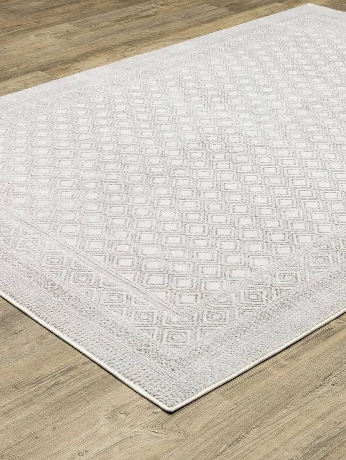 Montecito 6'7" x 9'6" White Rug