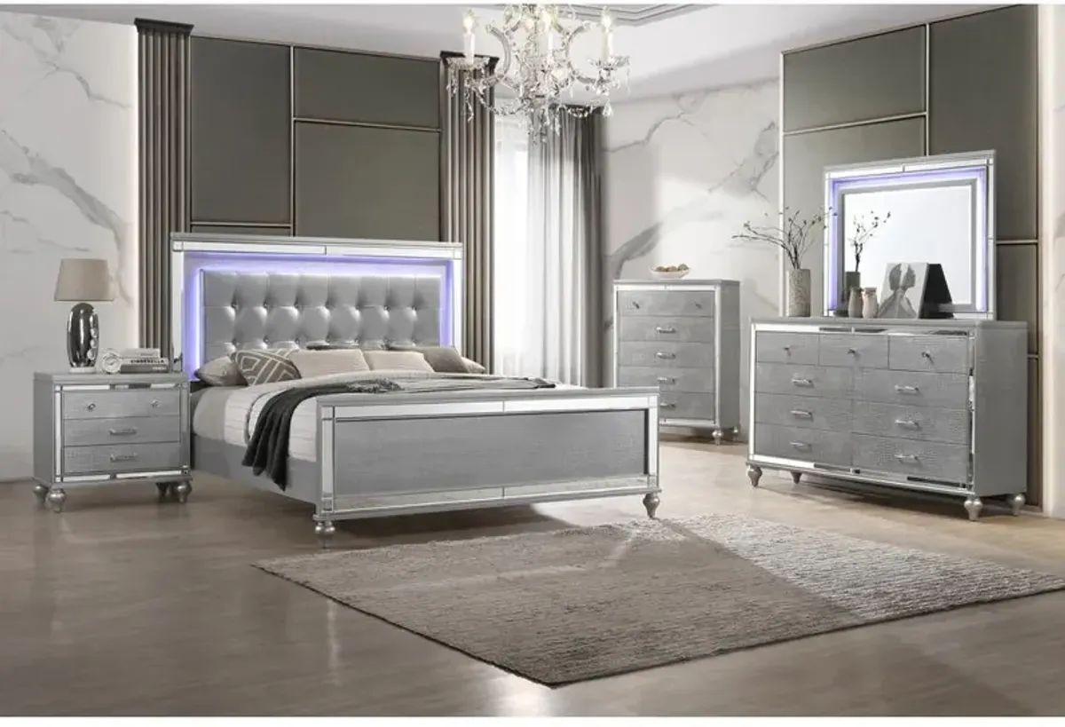 New Classic Furniture Furniture Valentine 5-Piece Solid Wood Queen Bedroom Set in Silver